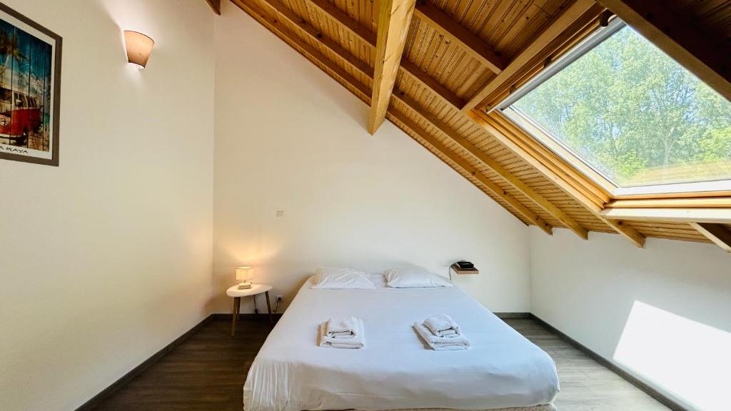 Postel nebo postele na pokoji v ubytování Chalet avec terrasse sur pilotis vue sur l'étang