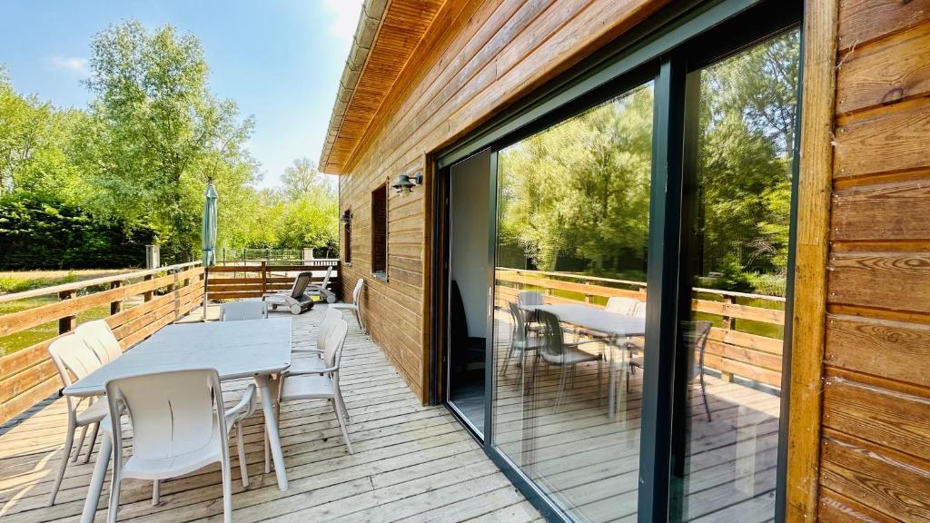 Balkón nebo terasa v ubytování Chalet avec terrasse sur pilotis vue sur l'étang