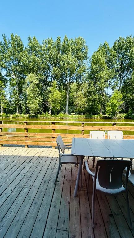 Balkón nebo terasa v ubytování Chalet avec terrasse sur pilotis vue sur l'étang