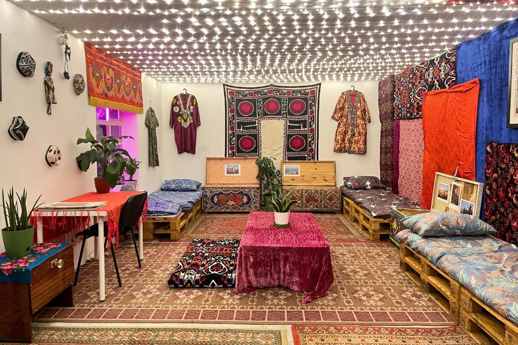 pokój z kanapami i stołami w pokoju ze wzorami w obiekcie Kuduk Cultural Residence w mieście Biszkek