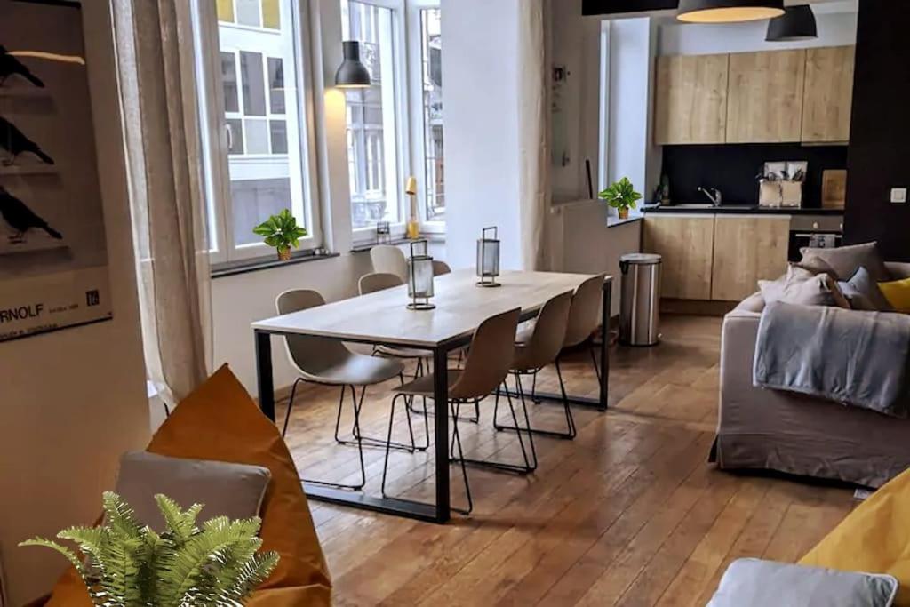 een eetkamer en een woonkamer met een tafel en stoelen bij Liège City-Center TOP Duplex 8p - Pont d'Avroy in Luik