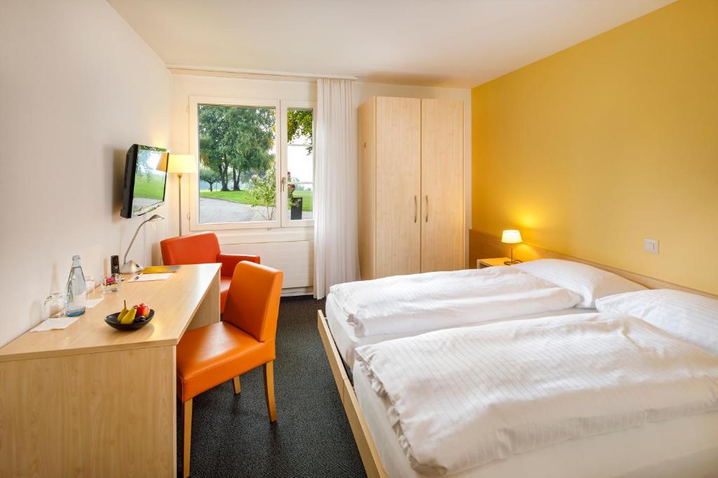 Postel nebo postele na pokoji v ubytování Hotel Boldern