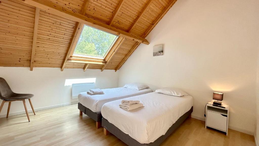 Postel nebo postele na pokoji v ubytování Chalet avec terrasse sur pilotis vue sur l'étang
