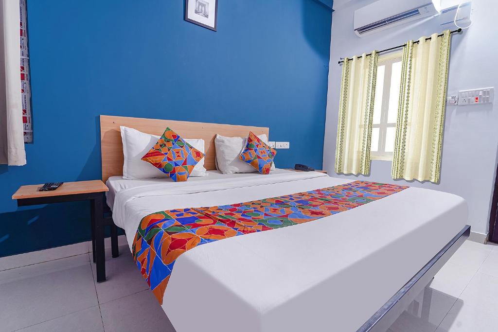 niebieski pokój z 2 łóżkami i niebieską ścianą w obiekcie FabHotel Shri Ragavi Gardens w mieście Pīlamedu