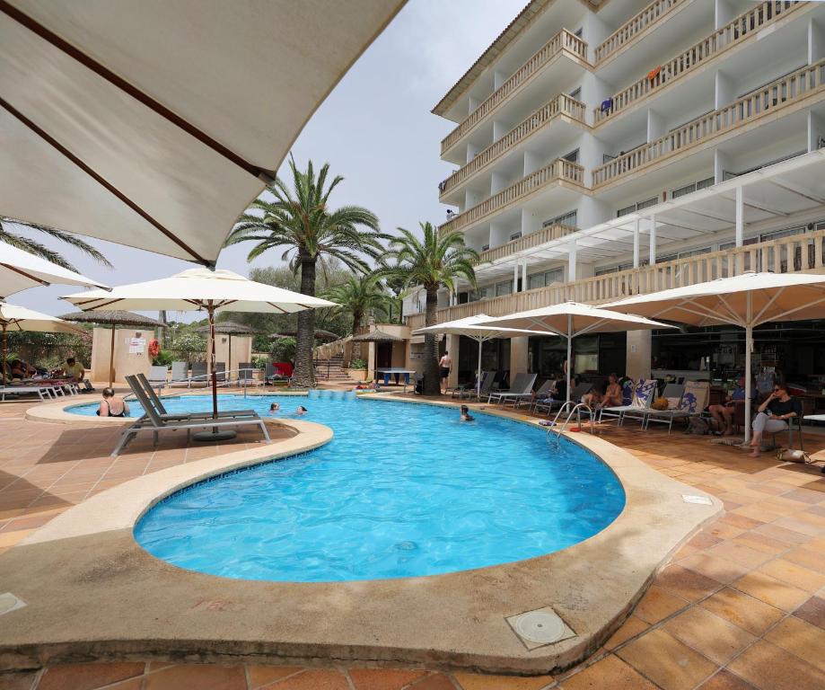 Бассейн в Hotel Apartamentos Cala Santanyi или поблизости