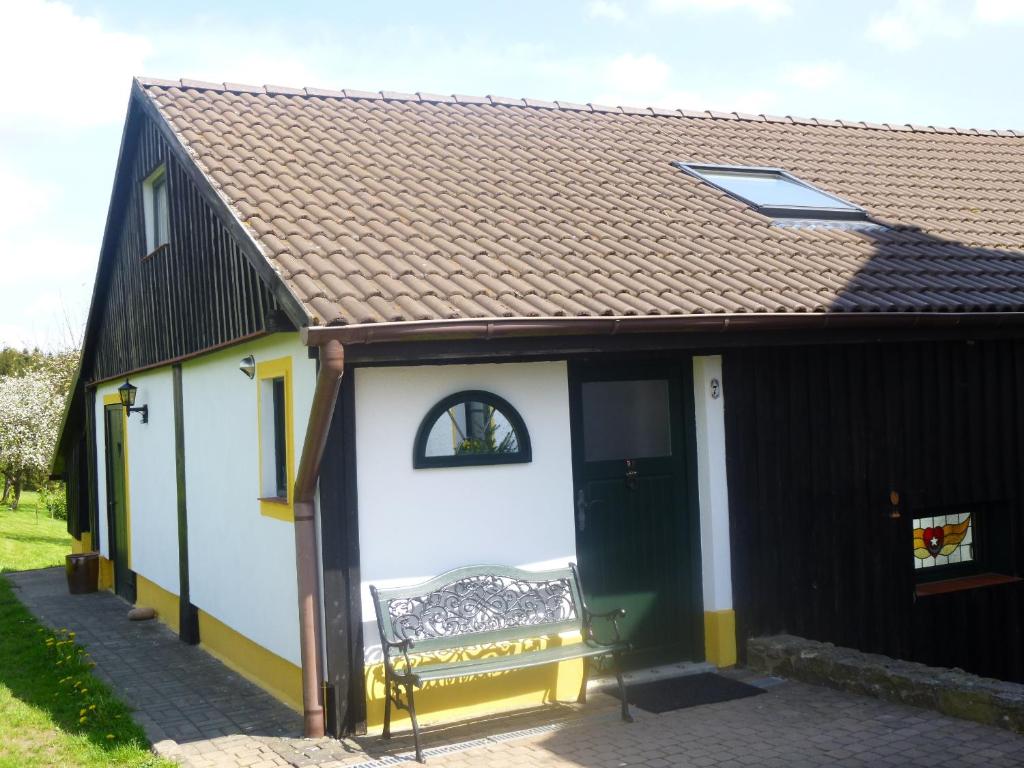 une petite maison en noir et blanc dans l'établissement Khankah Samark, à Alzen