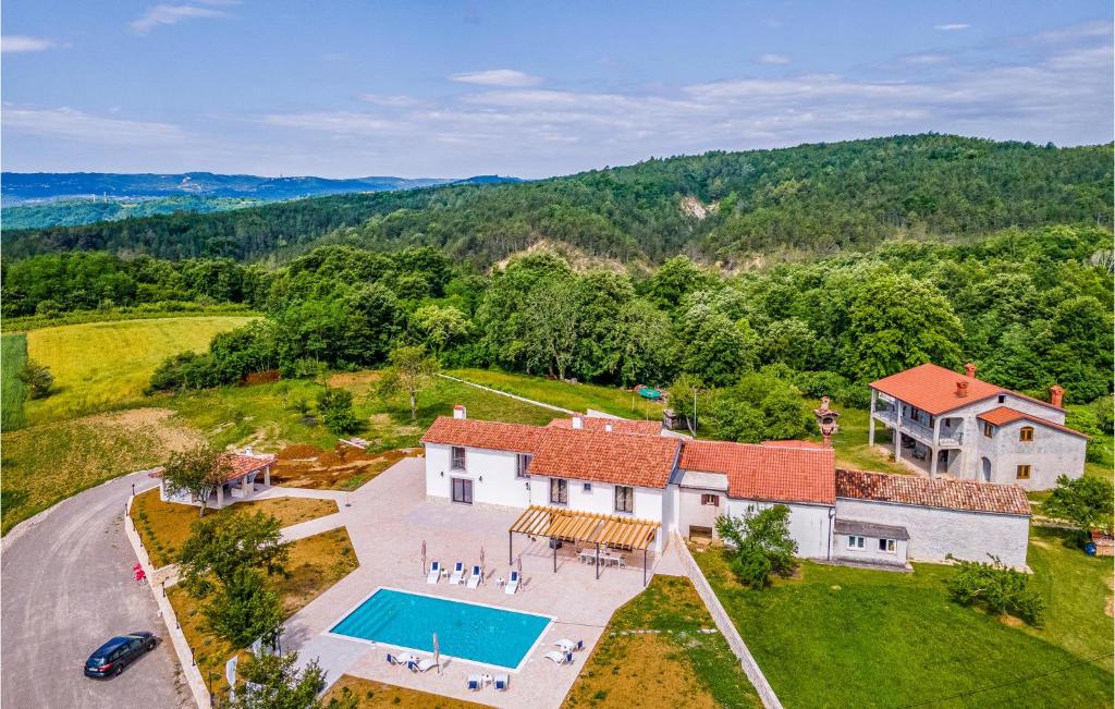 - une vue aérienne sur une maison avec une piscine dans l'établissement Cozy Home In Susnjevica With House A Panoramic View, à Šušnjevica
