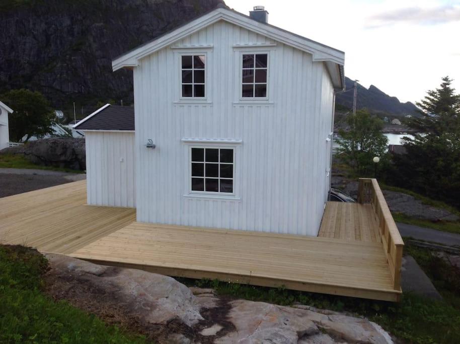 ein Haus auf einer Holzterrasse in der Unterkunft Å i Lofoten in Moskenes