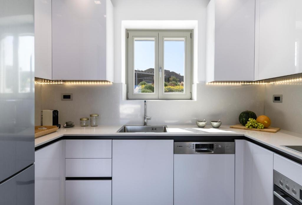 Kuchyň nebo kuchyňský kout v ubytování NEW - Villa Apiro - MG Villas Mykonos
