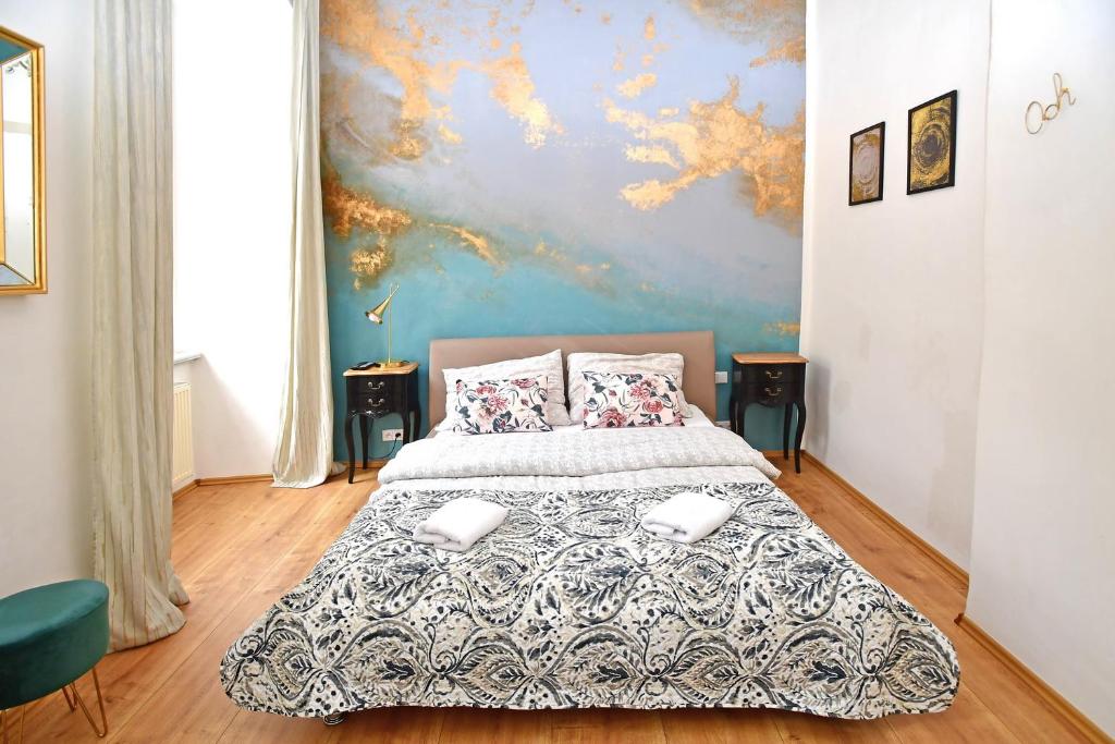 ein Schlafzimmer mit einem Bett mit einer Karte an der Wand in der Unterkunft City Center Apartments in Prag