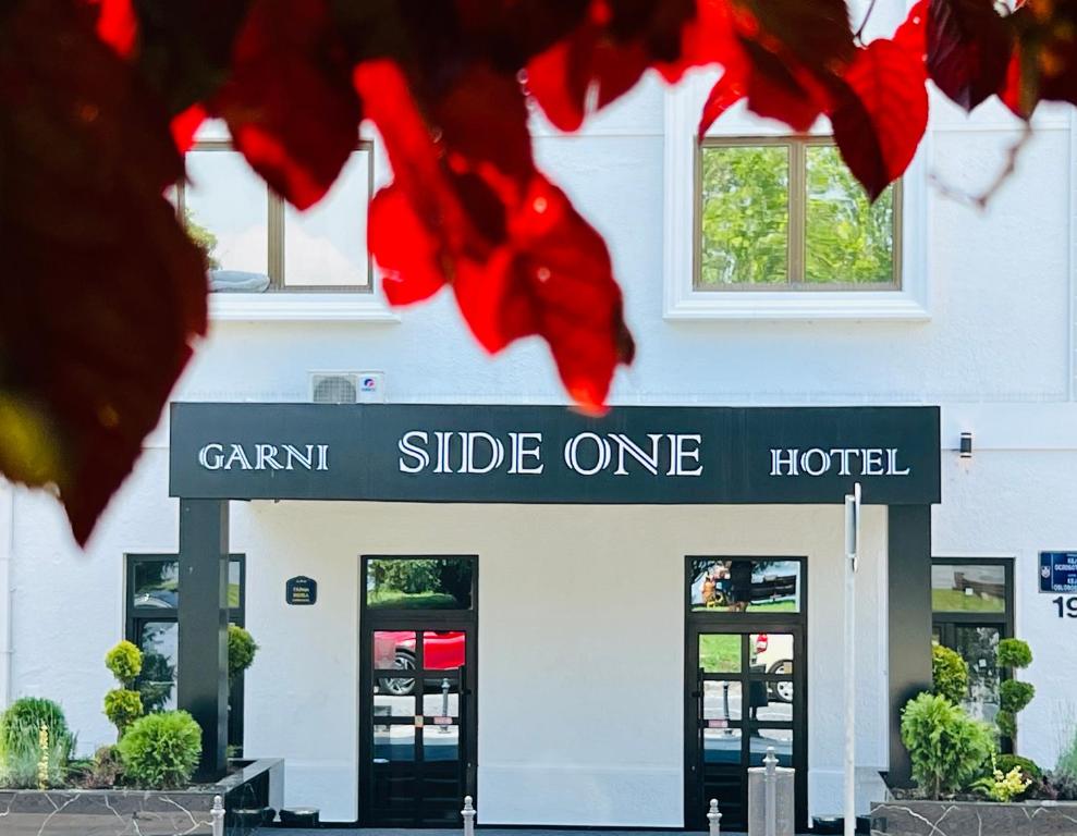 Certifikát, hodnocení, plakát nebo jiný dokument vystavený v ubytování Side One Design Hotel Garni