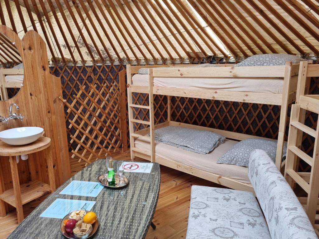 Postel nebo postele na pokoji v ubytování Jurta Hotel Balatongyörök