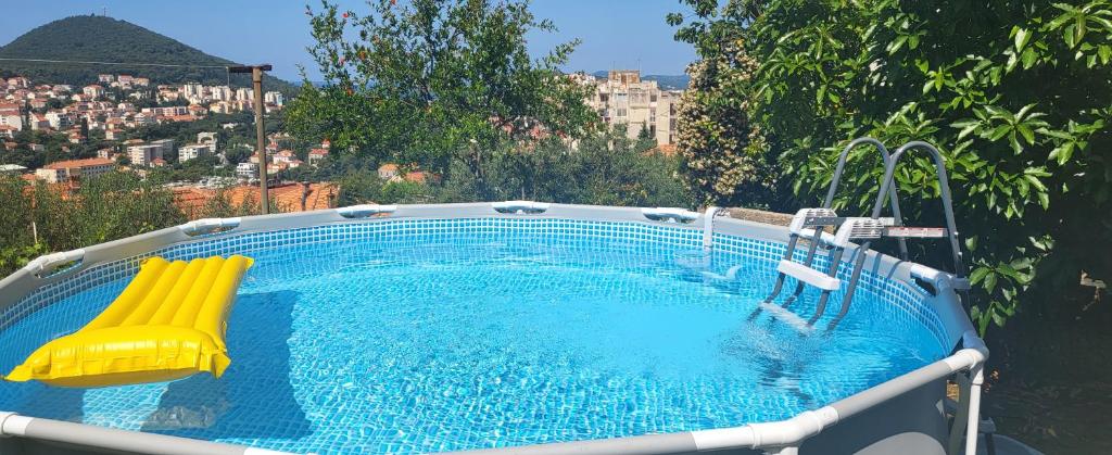une grande piscine jaune dans l'établissement Avocado Apartment, à Dubrovnik