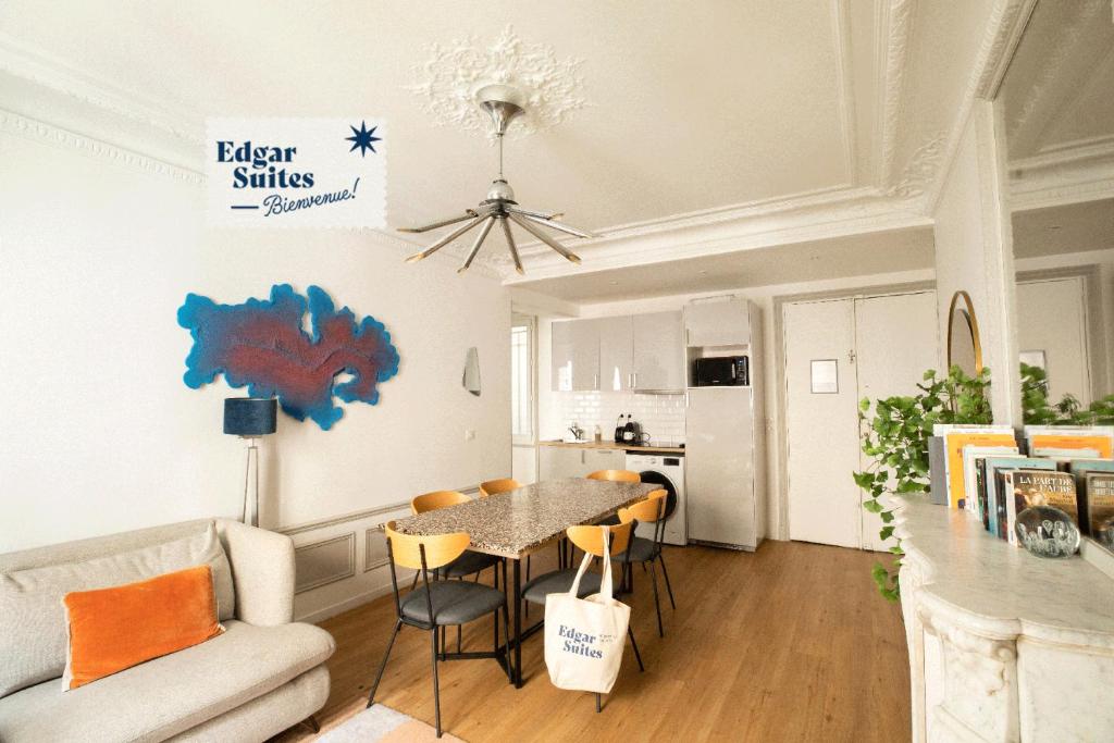 une cuisine et un salon avec une table et des chaises dans l'établissement Edgar Suites Martyrs - Lebas, à Paris