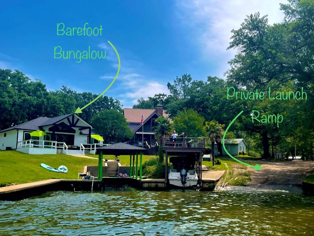 una casa en el agua con los nombres de las casas en Barefoot Bungalow, en Mabank