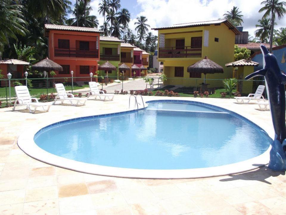 ein großer Pool mit Delfin in der Mitte in der Unterkunft Residencial Maragogi in Maragogi