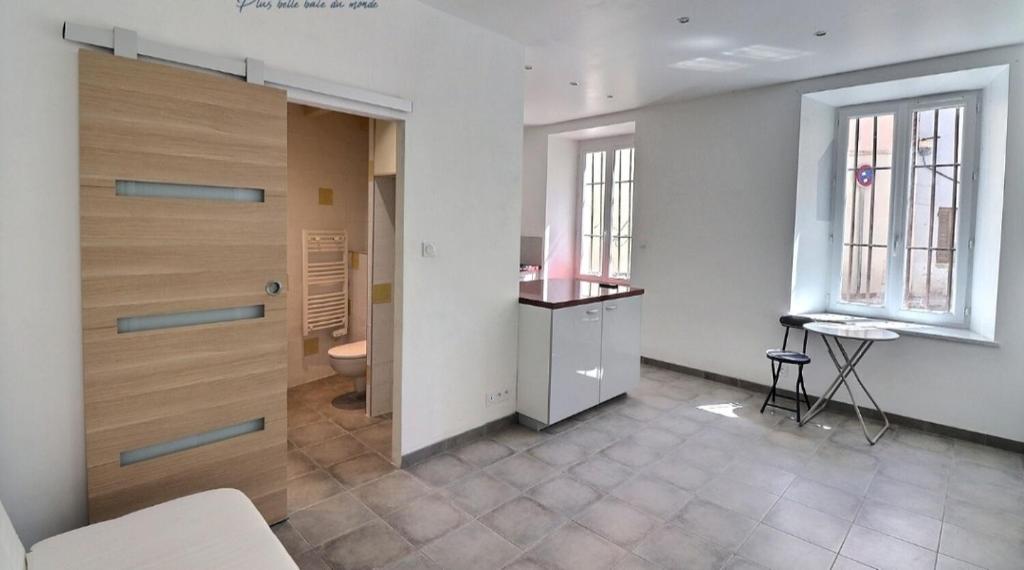 ein Bad mit WC und Waschbecken in einem Zimmer in der Unterkunft Studio in La Ciotat