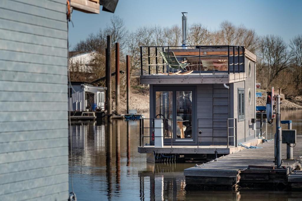 mały domek na doku na wodzie w obiekcie Wunderschönes Hausboot AGATHE w mieście Hamburg