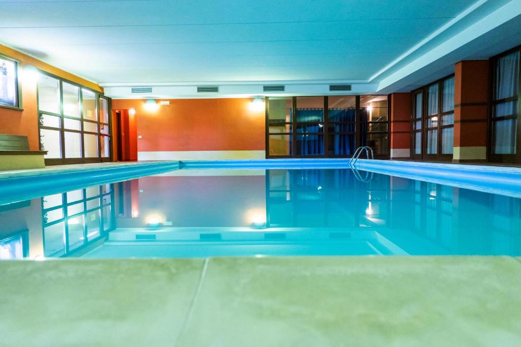 Bazén v ubytování Hotel Residence Campi nebo v jeho okolí