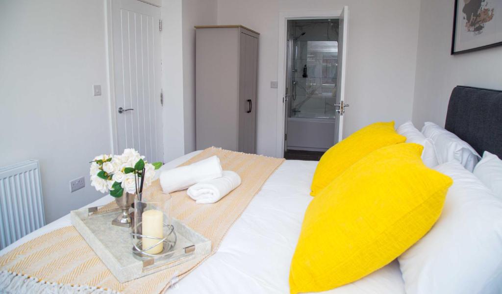 Posezení v ubytování Bridge Court by Sterling Edge Apartments - Luxury Aparthotel - Stylish 1-bed Apartments - Balcony with Canal View or Private Garden - Free Parking