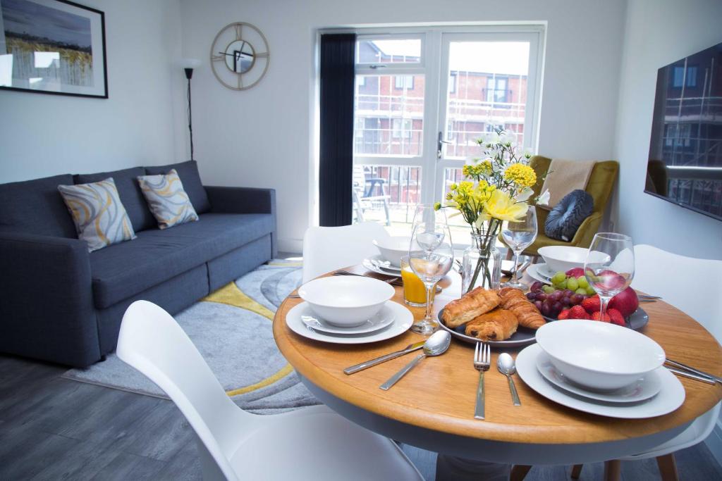 Posezení v ubytování Bridge Court by Sterling Edge Apartments - Luxury Aparthotel - Stylish 1-bed Apartments - Balcony with Canal View or Private Garden - Free Parking