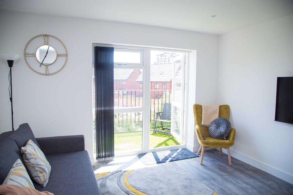 Posezení v ubytování Bridge Court by Sterling Edge Apartments - Luxury Aparthotel - Stylish 1-bed Apartments - Balcony with Canal View or Private Garden - Free Parking