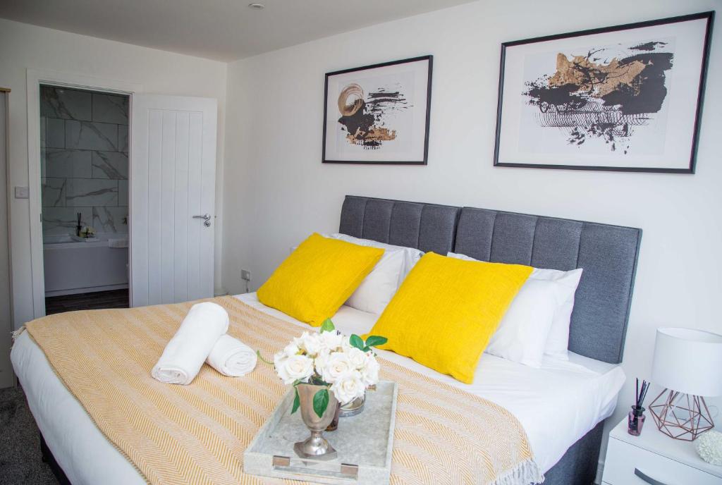 Postel nebo postele na pokoji v ubytování Bridge Court by Sterling Edge Apartments - Luxury Aparthotel - Stylish 1-bed Apartments - Balcony with Canal View or Private Garden - Free Parking
