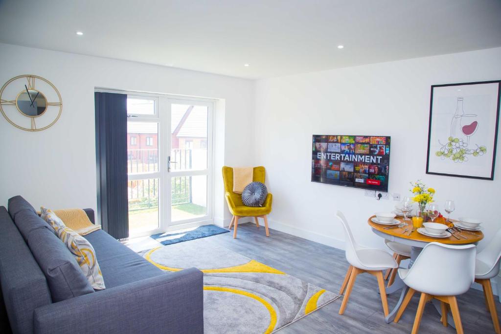 Posezení v ubytování Bridge Court by Sterling Edge Apartments - Luxury Aparthotel - Stylish 1-bed Apartments - Balcony with Canal View or Private Garden - Free Parking