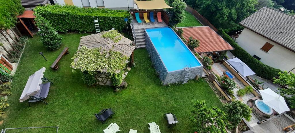 an aerial view of a yard with a swimming pool at La Terrazza Casa Vacanza in Carenno