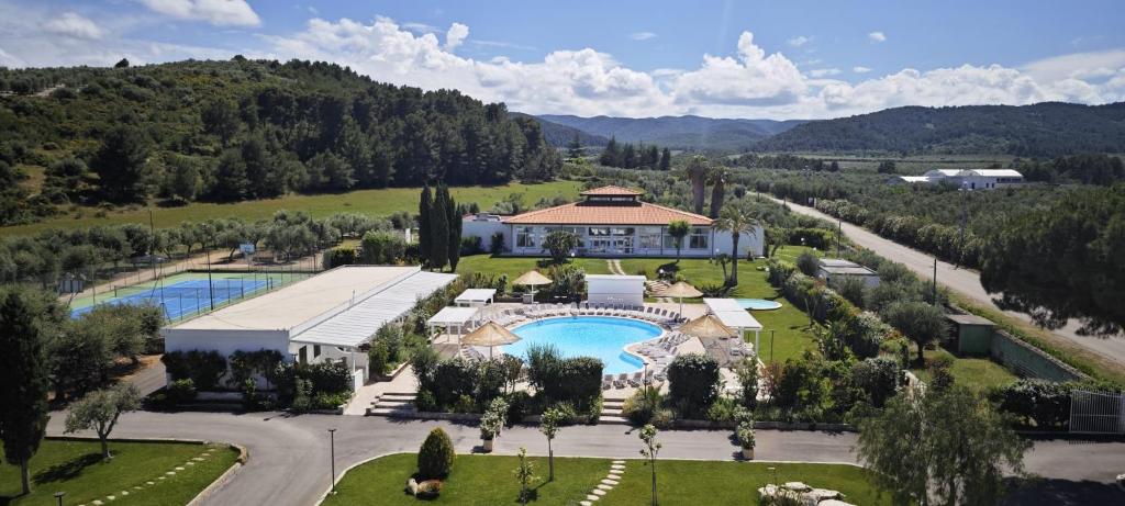 een luchtzicht op een herenhuis met een zwembad bij Hotel Le Ginestre Family & Wellness in Vieste