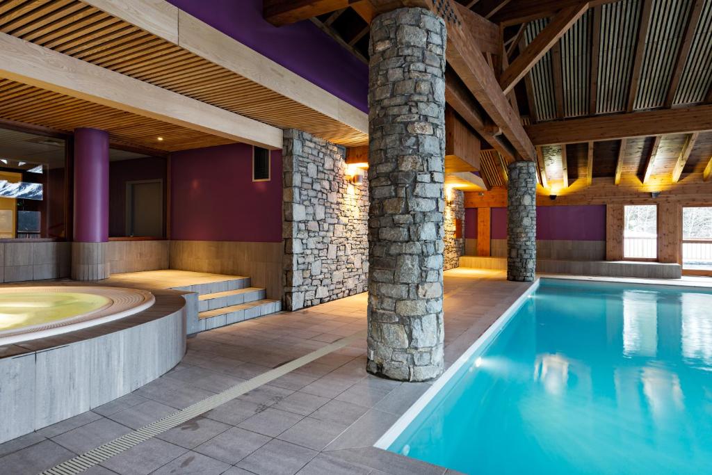 Bazén v ubytování Lagrange Vacances Les Hauts de la Vanoise nebo v jeho okolí