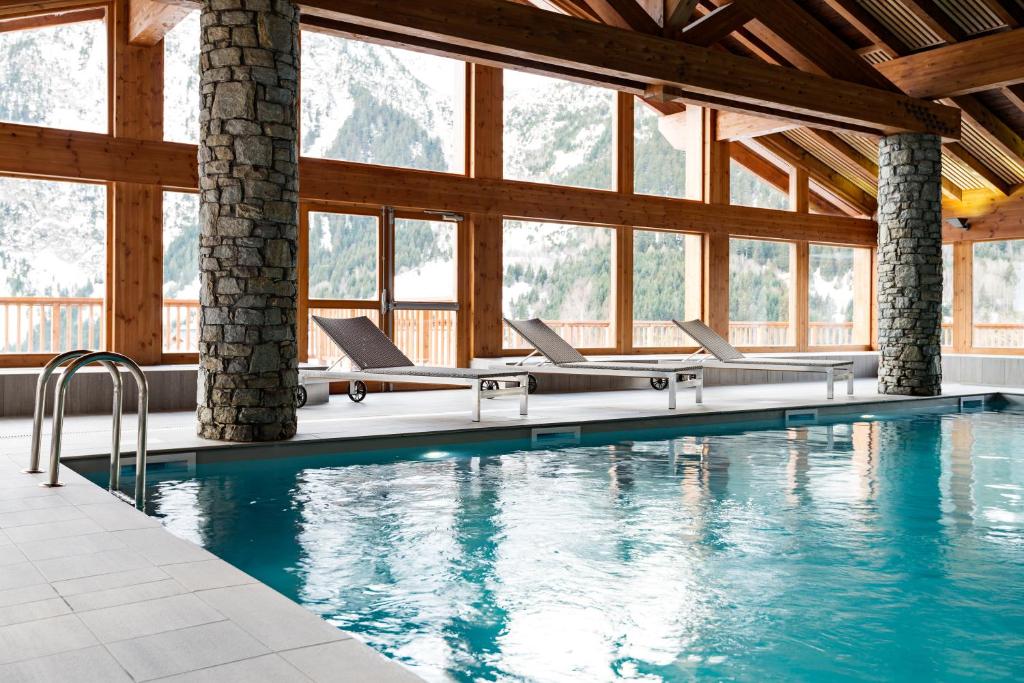 Bazén v ubytování Lagrange Vacances Les Hauts de la Vanoise nebo v jeho okolí
