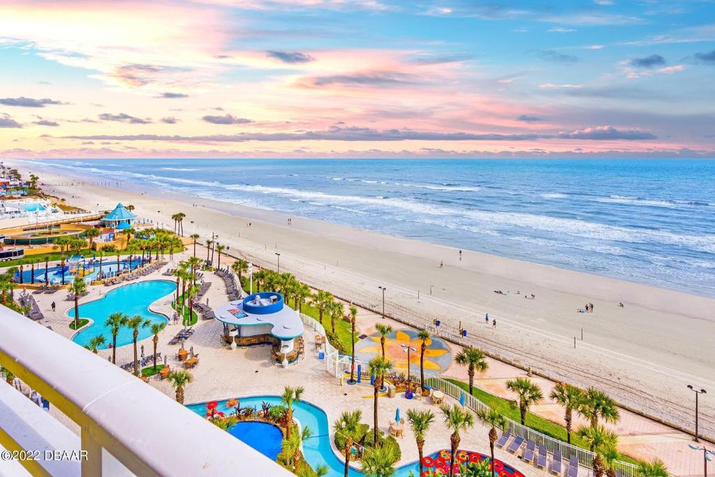 un balcón con vistas a la playa en un complejo en Penthouse Floor 1 BR Resort Condo Direct Oceanfront Wyndham Ocean Walk - Daytona Funland 1908 en Daytona Beach
