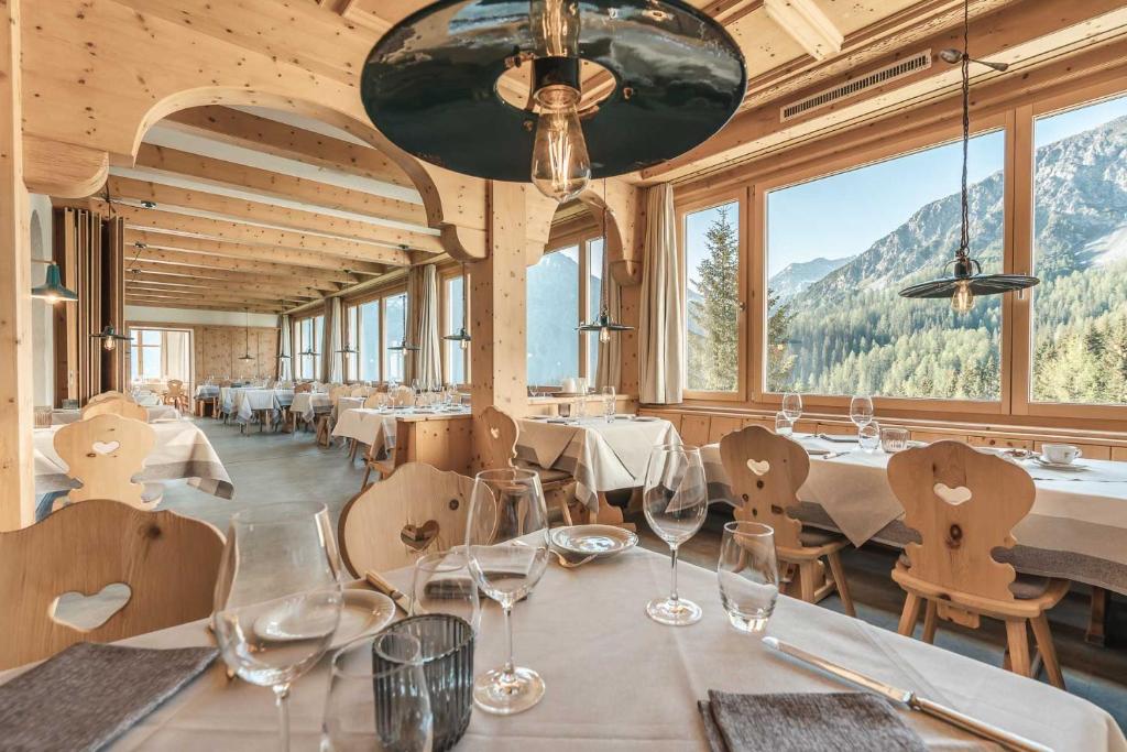 Nespecifikovaný výhled na hory nebo výhled na hory při pohledu z hotelu