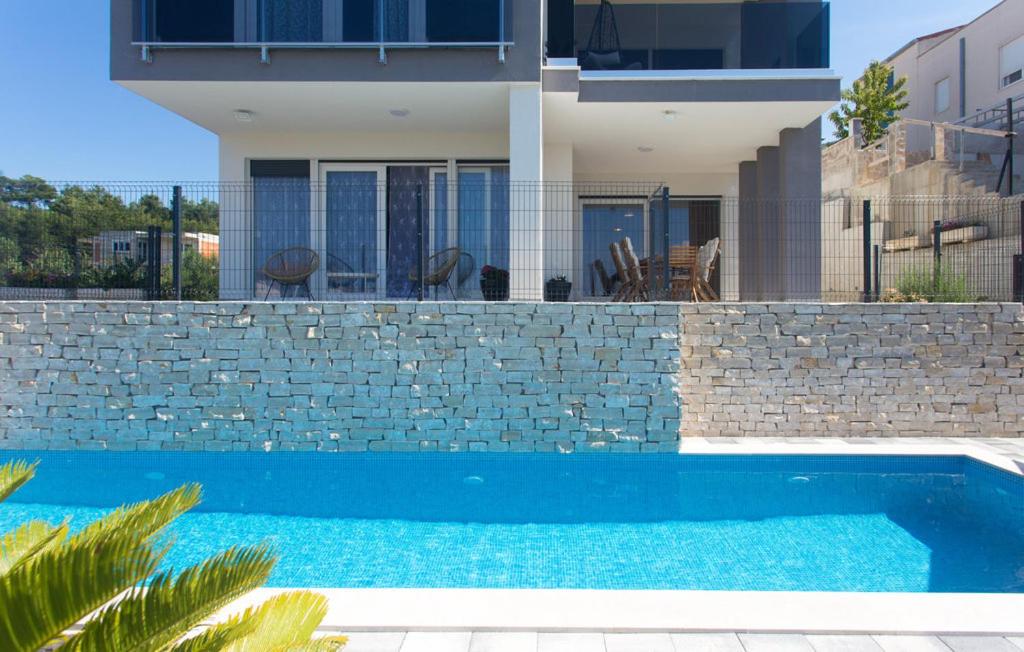 une maison avec une piscine en face d'une maison dans l'établissement Villa M apartment Podstrana-private pool, à Podstrana