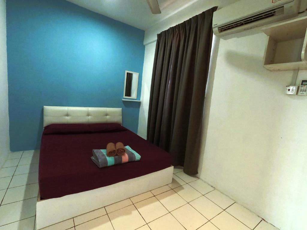 ein Schlafzimmer mit einem Bett mit einem Teddybär drauf in der Unterkunft Mar'Wanis Homestay Beaufort Sabah in Beaufort