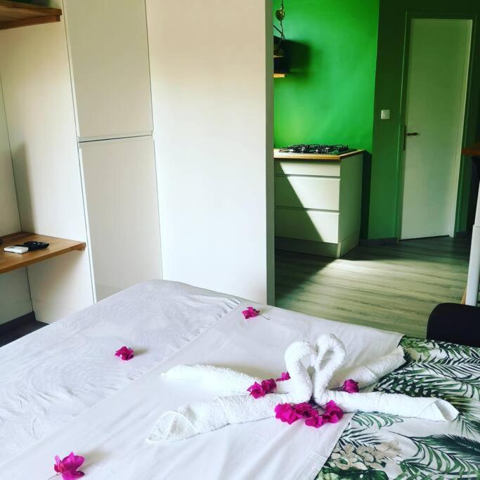 Postel nebo postele na pokoji v ubytování Studio Carambole by Sweety Stay