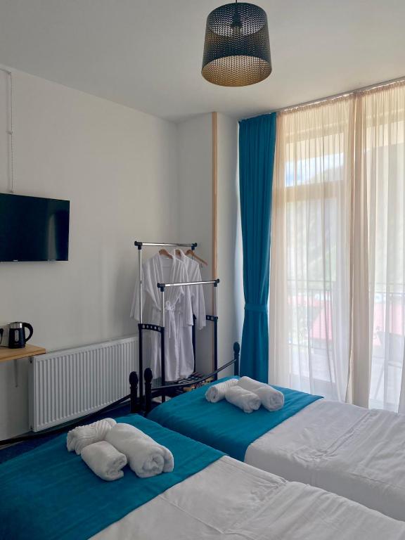 Ένα ή περισσότερα κρεβάτια σε δωμάτιο στο Mood Hotel Kazbegi