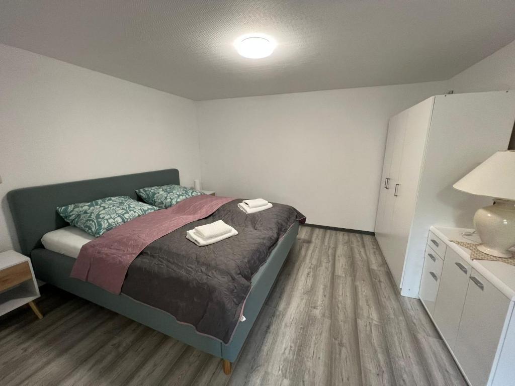 1 dormitorio pequeño con 1 cama y armario blanco en Ferienwohnung Heidi, en Wahlhausen