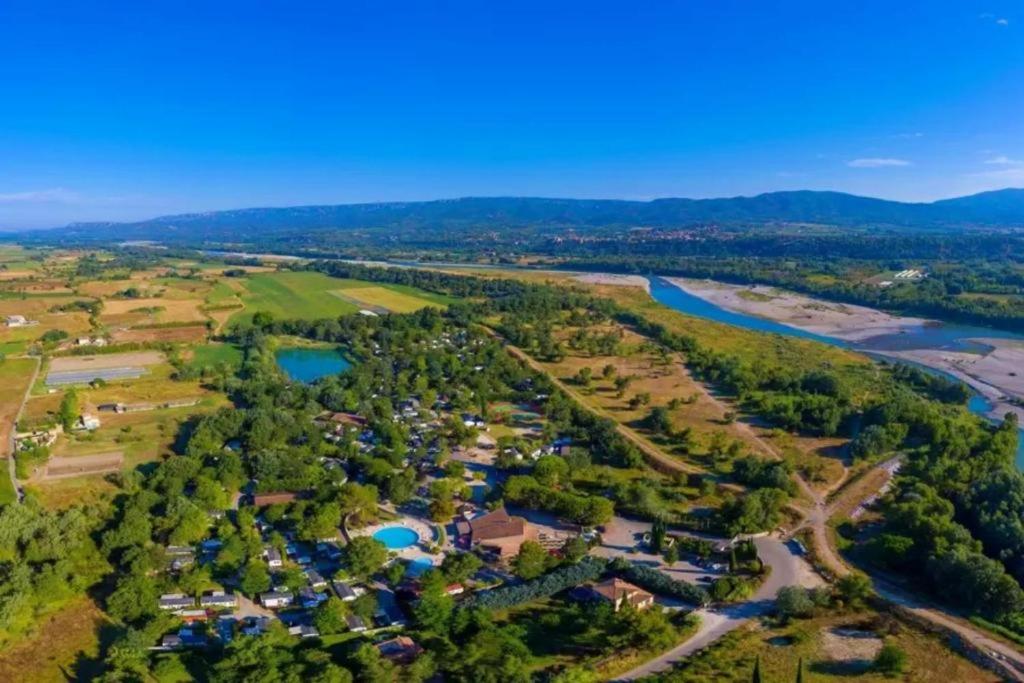- une vue aérienne sur un parc à côté d'une rivière dans l'établissement MOBIL HOME LMNP GUIGON, à La Roque-dʼAnthéron