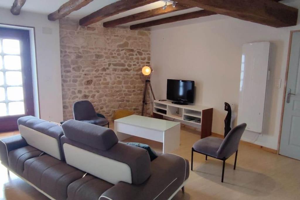 Morthemer的住宿－Les Nénuphars de la Chalette，客厅配有沙发、椅子和电视