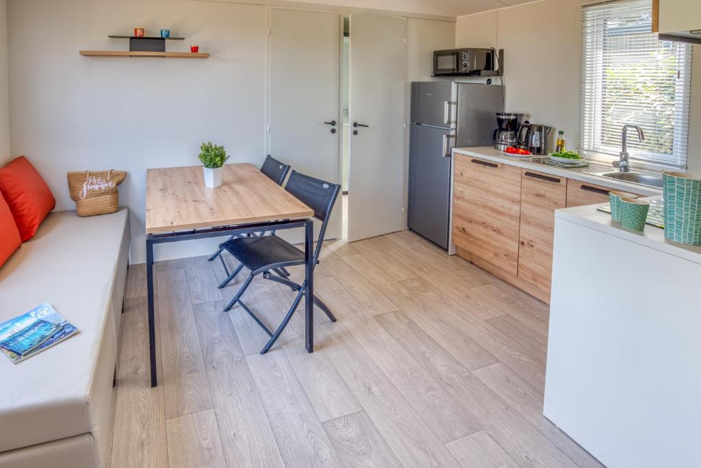 Kuchyň nebo kuchyňský kout v ubytování Camping Les Peupliers