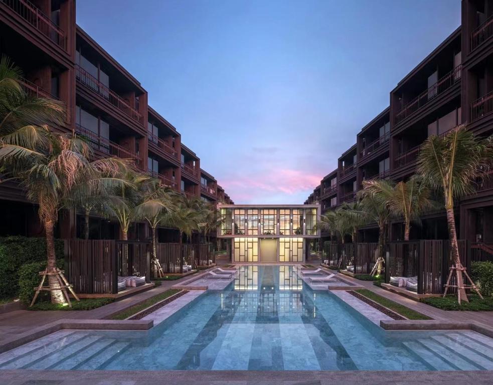 Bazén v ubytování Saturays condo One Bedroom Suite 178 nebo v jeho okolí