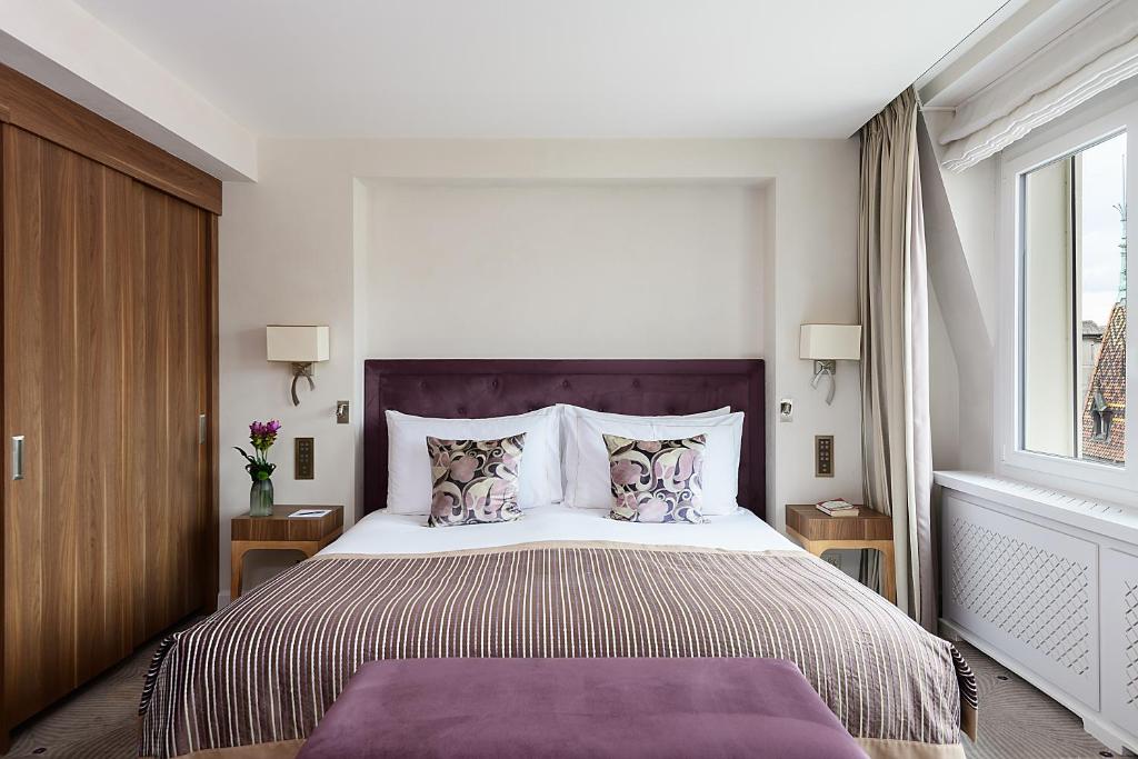 Voodi või voodid majutusasutuse Lausanne Palace toas