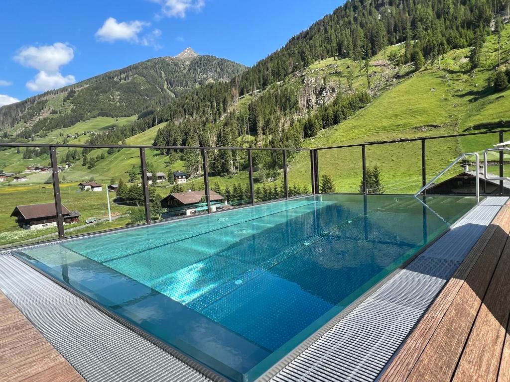 basen z widokiem na góry w obiekcie Naturhotel Tandler w mieście Sankt Jakob in Defereggen