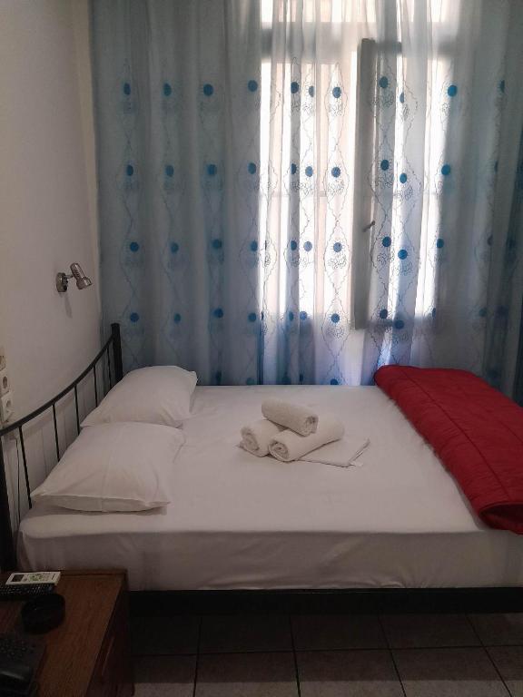 Łóżko lub łóżka w pokoju w obiekcie Ikaros