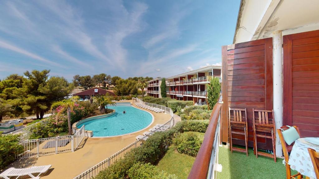 - une vue sur la piscine depuis le balcon du complexe dans l'établissement Le Liouquet 117, à La Ciotat