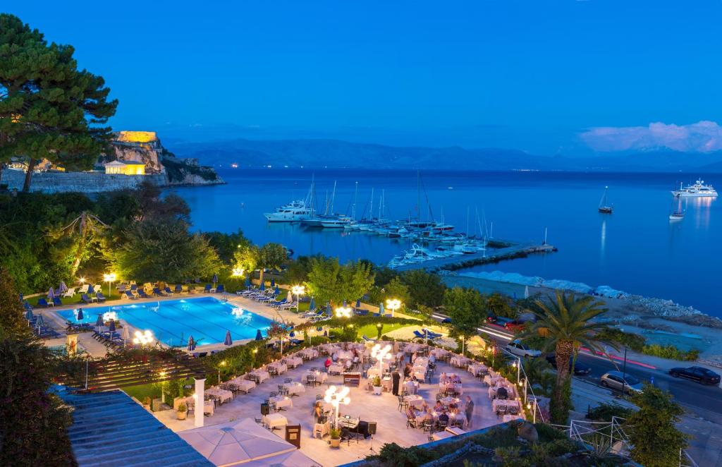 vista sulla piscina di notte di Corfu Palace Hotel a Città di Corfù