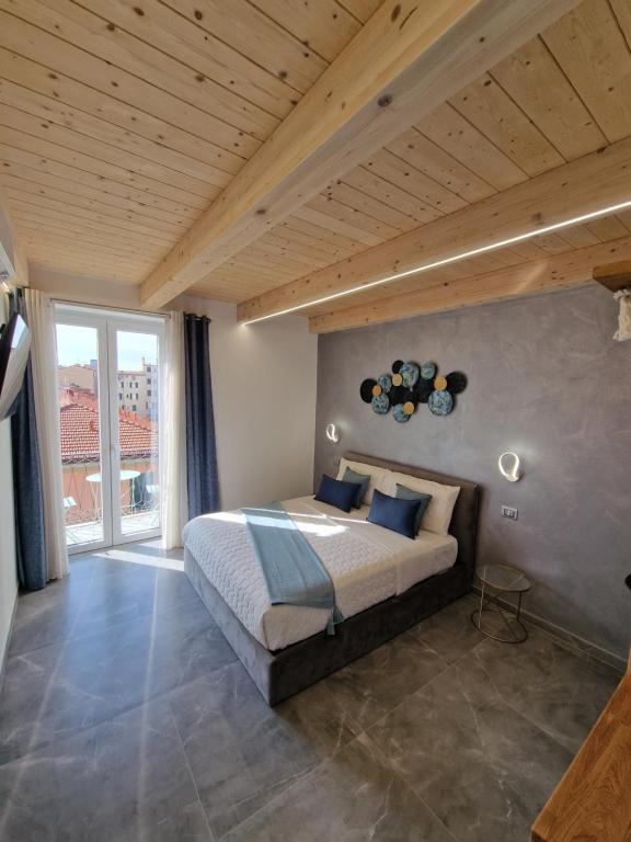 Postel nebo postele na pokoji v ubytování MARLA ROOMS