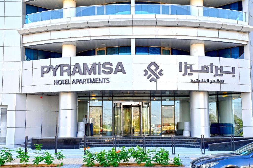 um edifício com uma placa que lê apartamentos de hotel pyramasas em Pyramisa Hotel Apartments em Dubai